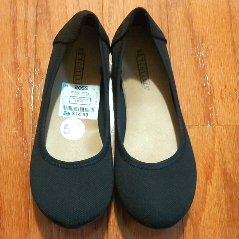 NWT Seychelles Black Slip-On Flats Comfortable Everyday Loafers Flexible